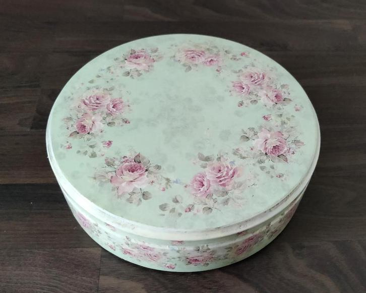 Koektrommel groen met fijne roosjes, Huis en Inrichting, Keuken | Servies, Gebruikt, Overige typen, Overige stijlen, Overige materialen