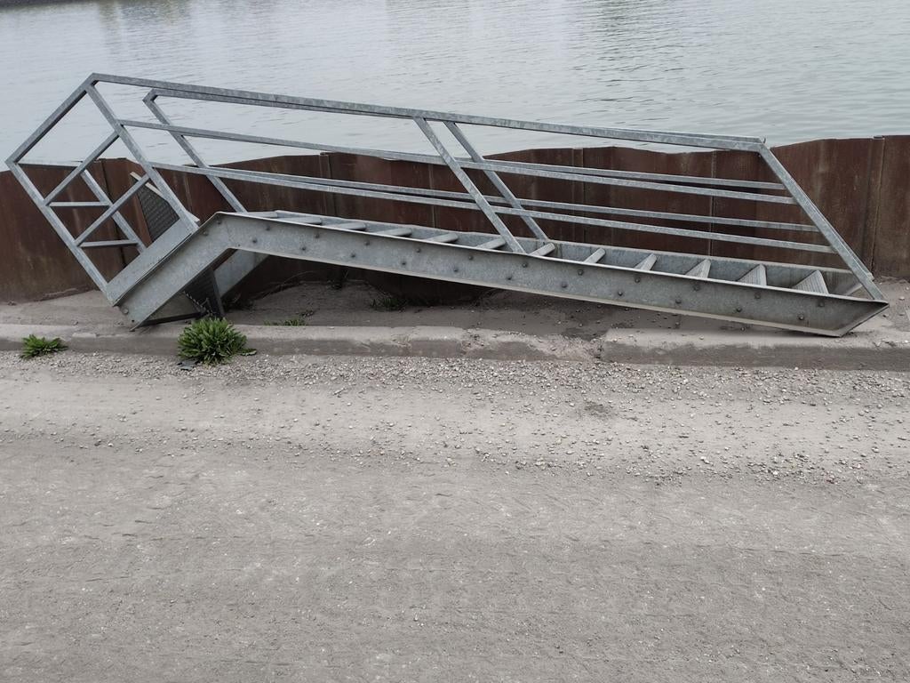 Gegalvaniseerde trap, 235 cm hoog, 12 treden, Doe-het-zelf en Verbouw, Ladders en Trappen, Ophalen of Verzenden, Gebruikt, Trap