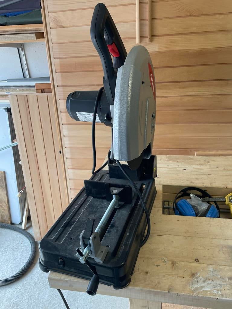 Metaal verstek zaag met grote slijpschijf, Doe-het-zelf en Verbouw, Gereedschap | Zaagmachines, Ophalen, Zo goed als nieuw, Afkortzaag