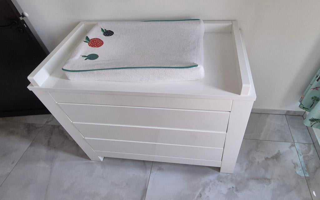Witte Alaska commode met 3 lades en opstaande rand, Kinderen en Baby's, Kinderkamer | Commodes en Kasten, Ophalen, 50 tot 70 cm