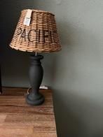 Twee Riviera Maison tafellampen met rotan kap, Ophalen of Verzenden, Gebruikt, Hout, 50 tot 75 cm