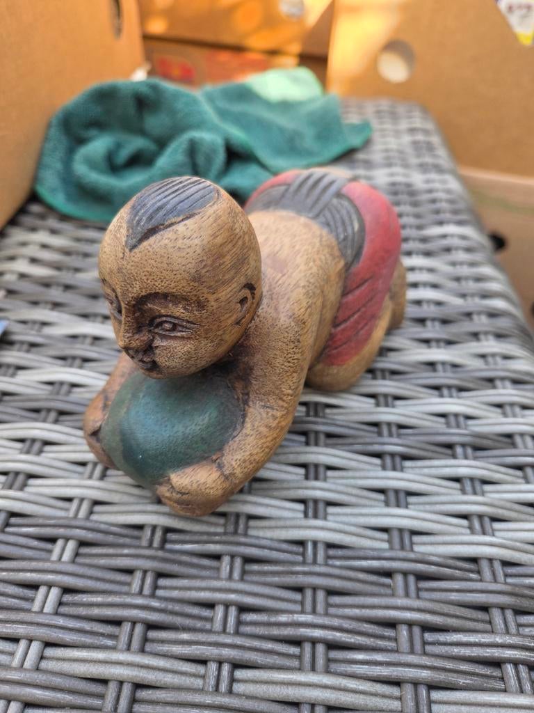 Houten beeldje van kruipende baby met bal, Antiek en Kunst, Ophalen of Verzenden