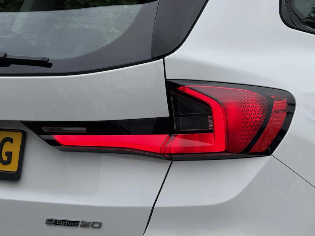 BMW iX eDrive20 | Stuur + Stoelverw. | Comfort € 40.895,00, Auto's, BMW, Automaat, Stof, Gebruikt, 750 kg