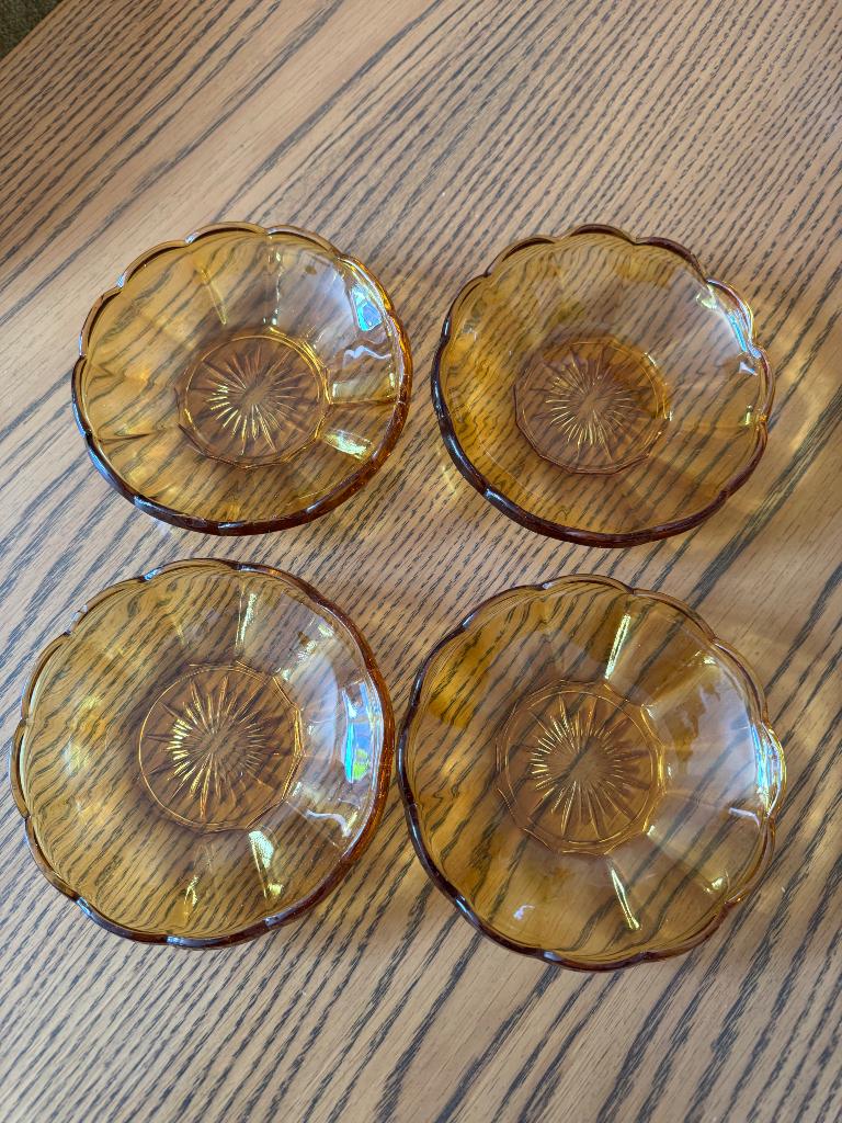 Set van 4 amberkleurige vintage gebaksbordjes, Gebruikt, Ophalen of Verzenden, Glas, Bord(en)
