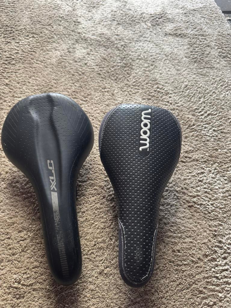 Fietszadels: XLC en Woom - Gebruikt, Fietsen en Brommers, Fietsonderdelen, Gebruikt, Kinderfiets, Kunststof, Ophalen of Verzenden