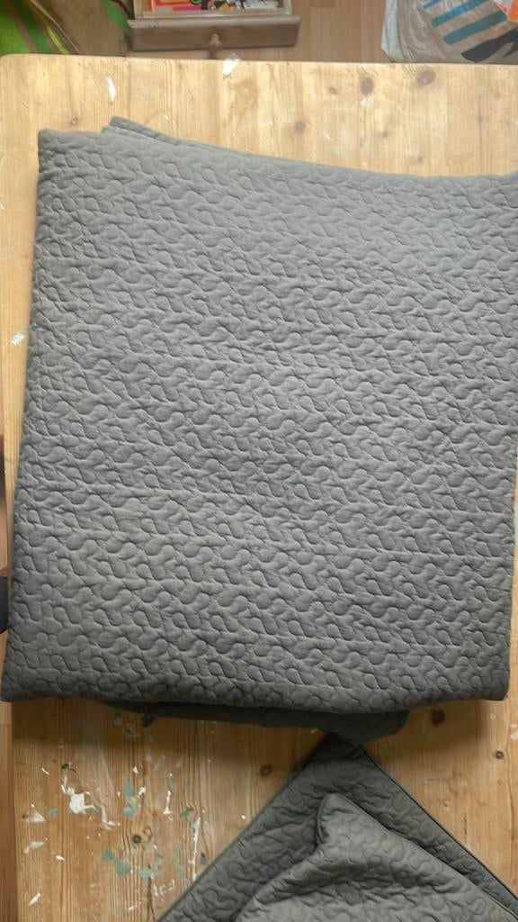 Grijze sprei met 2 kussenhoezen - IKEA, Huis en Inrichting, Woonaccessoires | Kussens, Ophalen of Verzenden, Gebruikt, Grijs, Rechthoekig