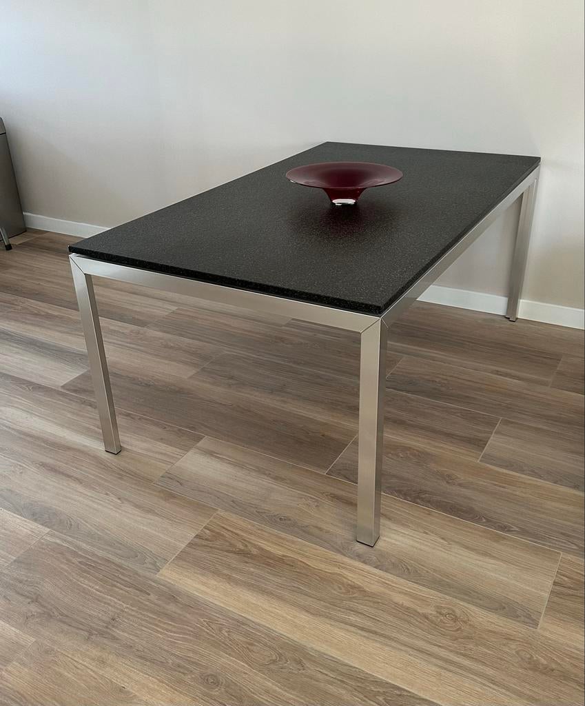 Design eettafel met graniet tafelblad en metalen onderstel, Huis en Inrichting, Tafels | Eettafels, Ophalen, 100 tot 150 cm, Vijf personen of meer