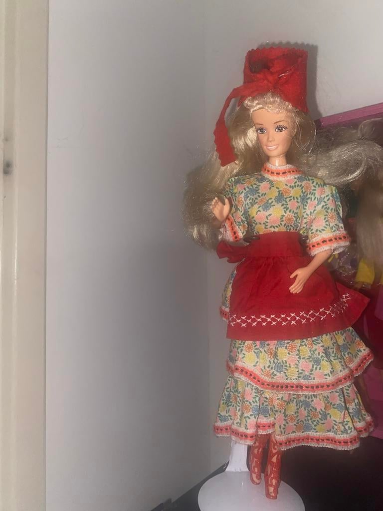 Vintage Barbie pop in traditionele klederdracht, Ophalen of Verzenden, Gebruikt