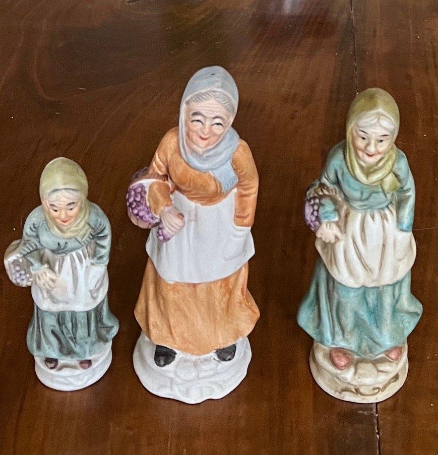 Drie keramiek beeldjes van vrouwen, Ophalen of Verzenden