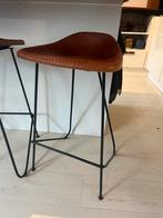 Twee barkrukken met leren zitting, Huis en Inrichting, Barkrukken, Ophalen, Gebruikt, Met voetsteun, 60 tot 90 cm