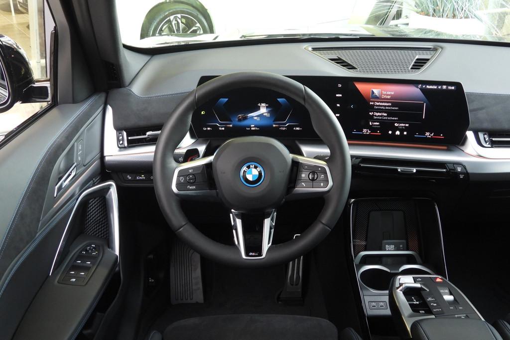 BMW iX1 xDrive30 M Sport / Panoramadak / Trekhaak / Sportsto, Auto's, BMW, Automaat, Zwart, Metallic lak, Zwart