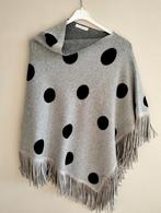 Grijze poncho met zwarte stippen en franjes, Ophalen of Verzenden, Zo goed als nieuw, Grijs