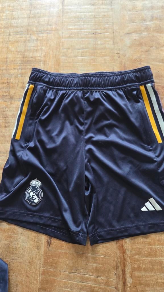 Real Madrid Voetbalbroekje - Donkerblauw maat 158, Sport en Fitness, Voetbal, Ophalen of Verzenden, Zo goed als nieuw