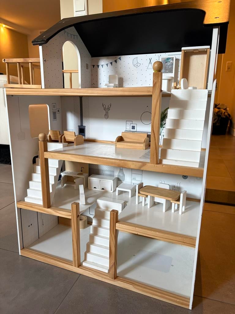 Poppenhuis La Maison d’Amélie - Houten Speelhuis, Ophalen of Verzenden, Zo goed als nieuw, Poppenhuis