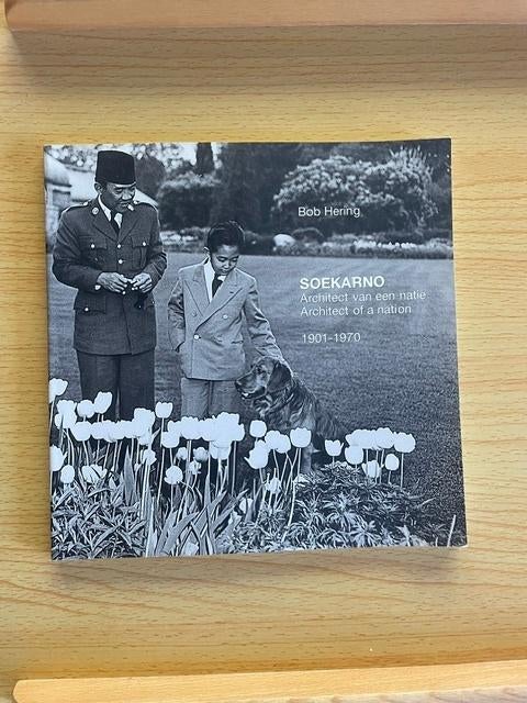 Fotoboek van het leven van Soekarno, Verzenden, Gelezen, Bob Hering