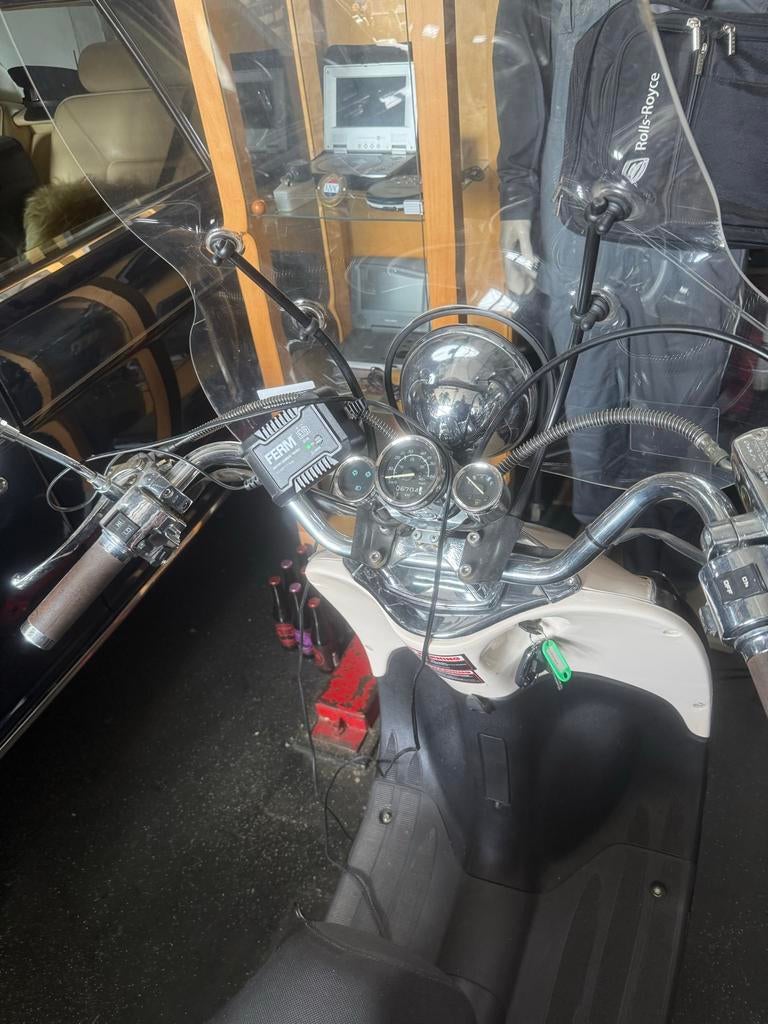 Mooie scooter met custom koffer, recent onderhoud, Fietsen en Brommers, Brommeronderdelen | Scooters, Gebruikt, Overige merken