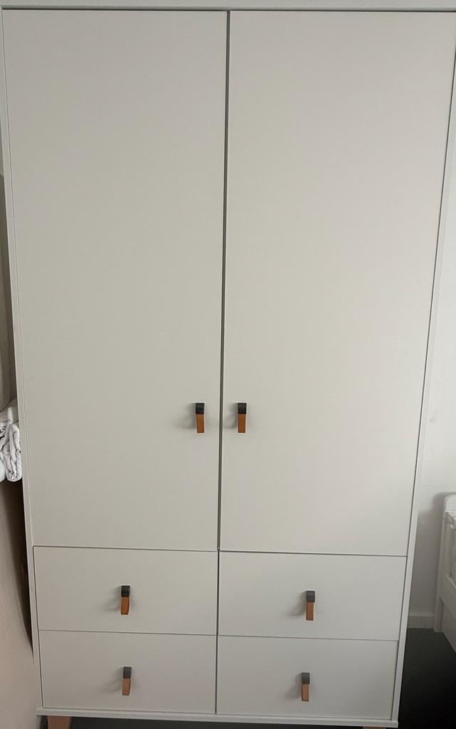 Complete babykamer: kledingkast, ledikant, matras en commode, 50 tot 70 cm, 105 cm of meer, Ophalen of Verzenden, Zo goed als nieuw