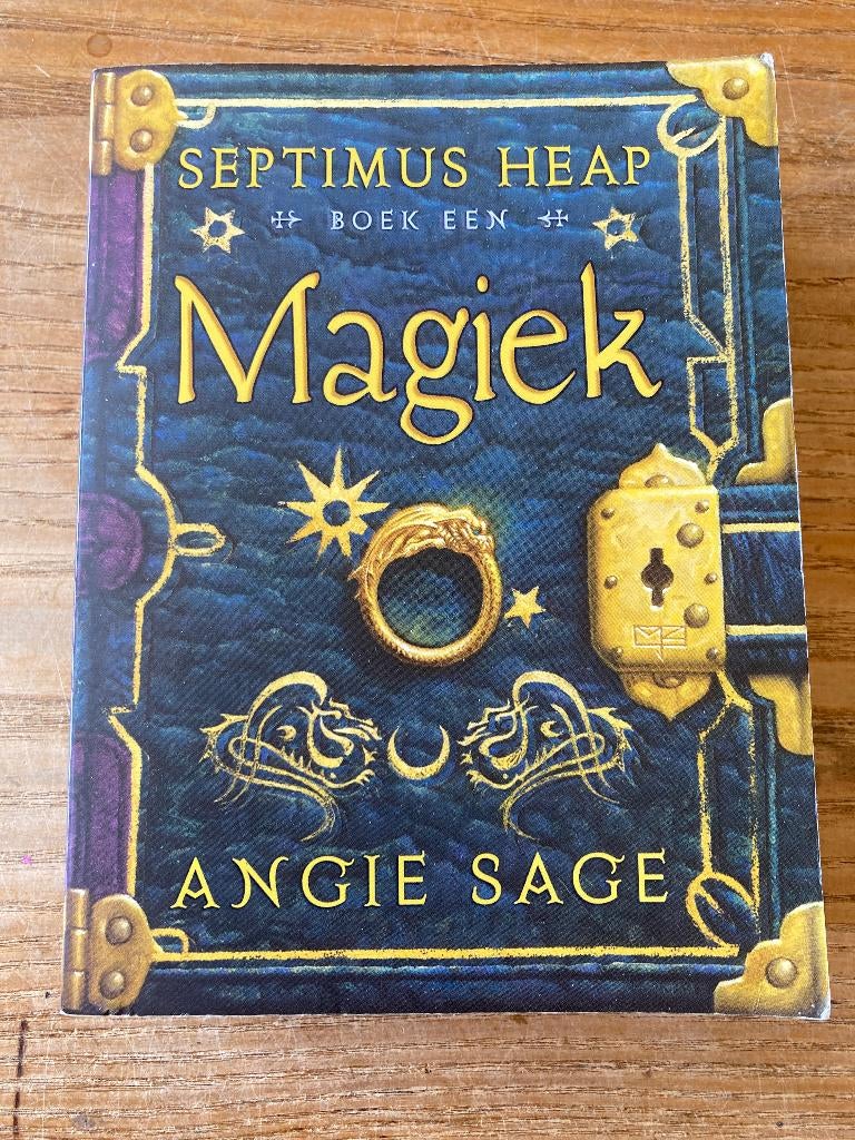 Angie Sage - Septimus Heap - Magiek, Boeken, Ophalen of Verzenden, Gelezen, Angie Sage