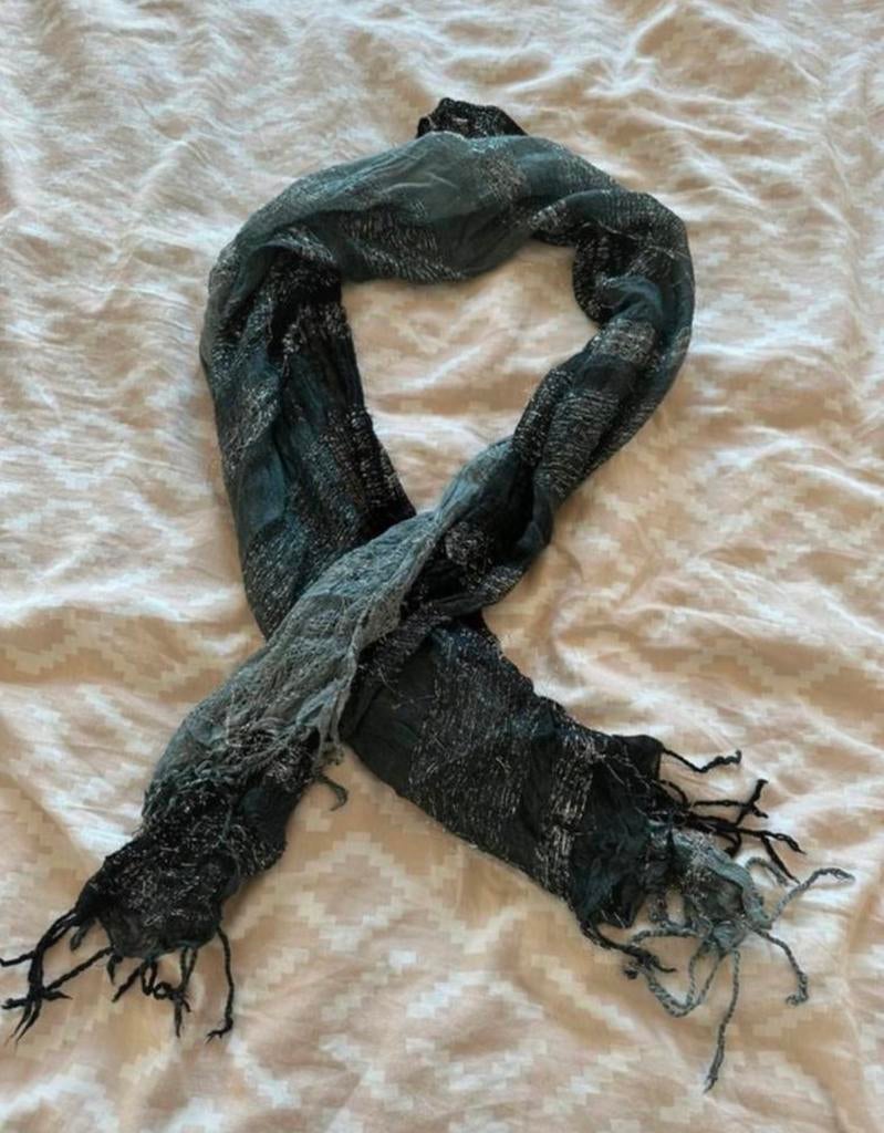 Grijze sjaal met zilveren details - boho style, Kleding | Dames, Mutsen, Sjaals en Handschoenen, Ophalen of Verzenden, Zo goed als nieuw