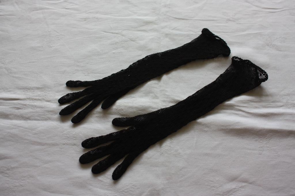 Oude zwarte gehaakte handschoenen vermoedelijk voor kinderen, Ophalen of Verzenden, Kinderen