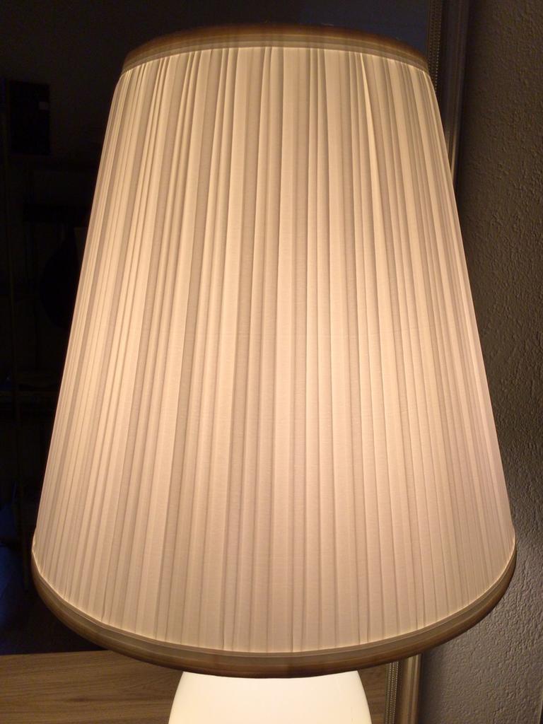 2 Mid Century lampenkappen in. Nieuwstaat, Huis en Inrichting, Lampen | Lampenkappen, 25 tot 50 cm, Wit, Rond, Ophalen of Verzenden