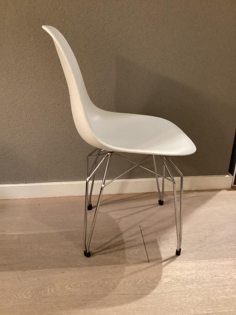 4 eetkamerstoelen, kuip, metalen poten, wit, samen €30, Huis en Inrichting, Stoelen, Ophalen, Gebruikt, Wit, Vier