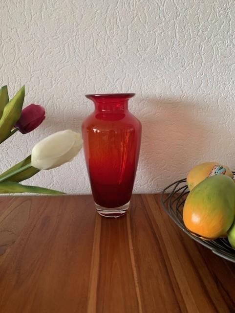 Mooie rode glazen vaas - 25 cm hoog, Huis en Inrichting, Woonaccessoires | Vazen, Ophalen of Verzenden, Minder dan 50 cm, Rood