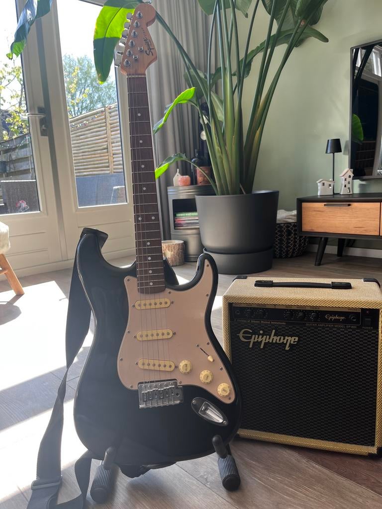 Squier Strat Fender gitaar met versterker, Ophalen, Fender, Gebruikt, Met versterker