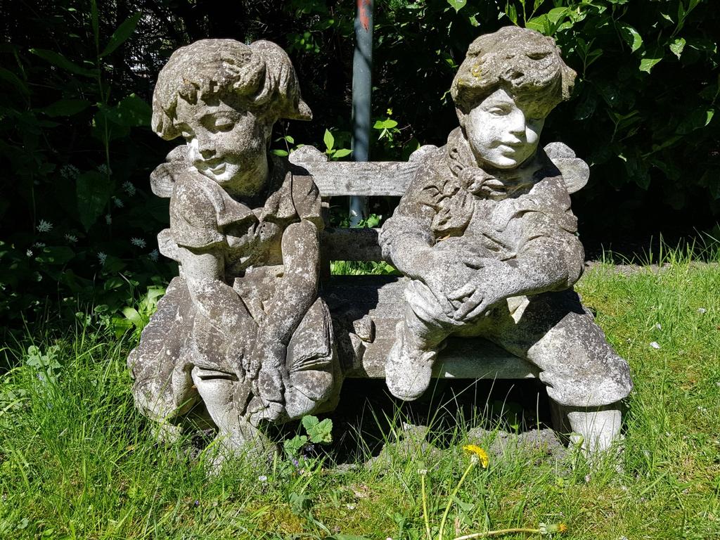 Antiek tuinbeeld van 2 kinderen op een bankje, Ophalen, Gebruikt