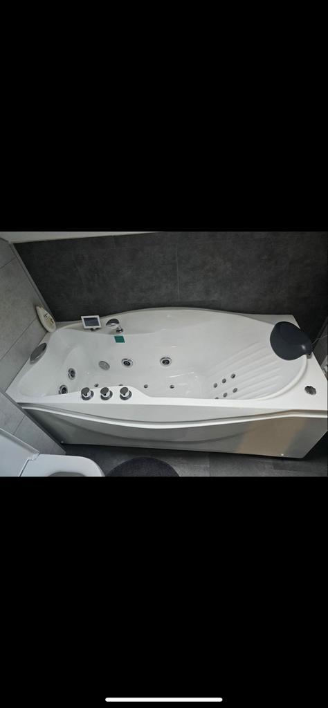 Ligbad met bubbels, Huis en Inrichting, Badkamer | Badkamermeubels, Gebruikt, Overige typen, Minder dan 100 cm, 50 tot 100 cm