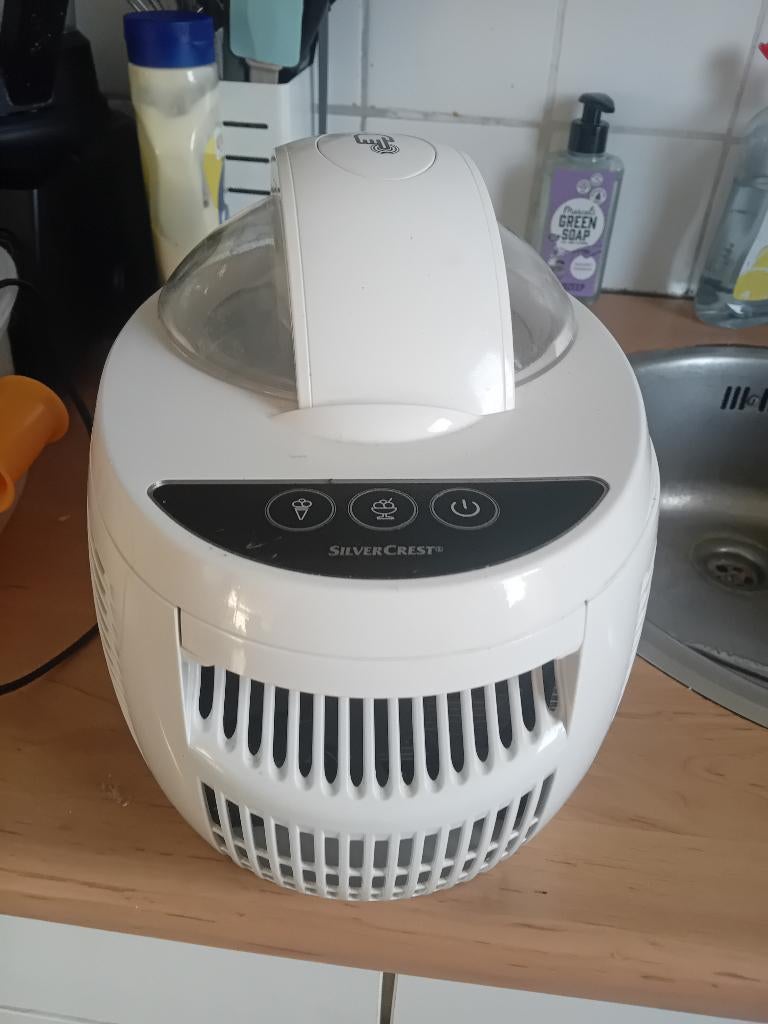 Ijsmaker van SilverCrest, Ophalen, Zo goed als nieuw, Zelfvriezend