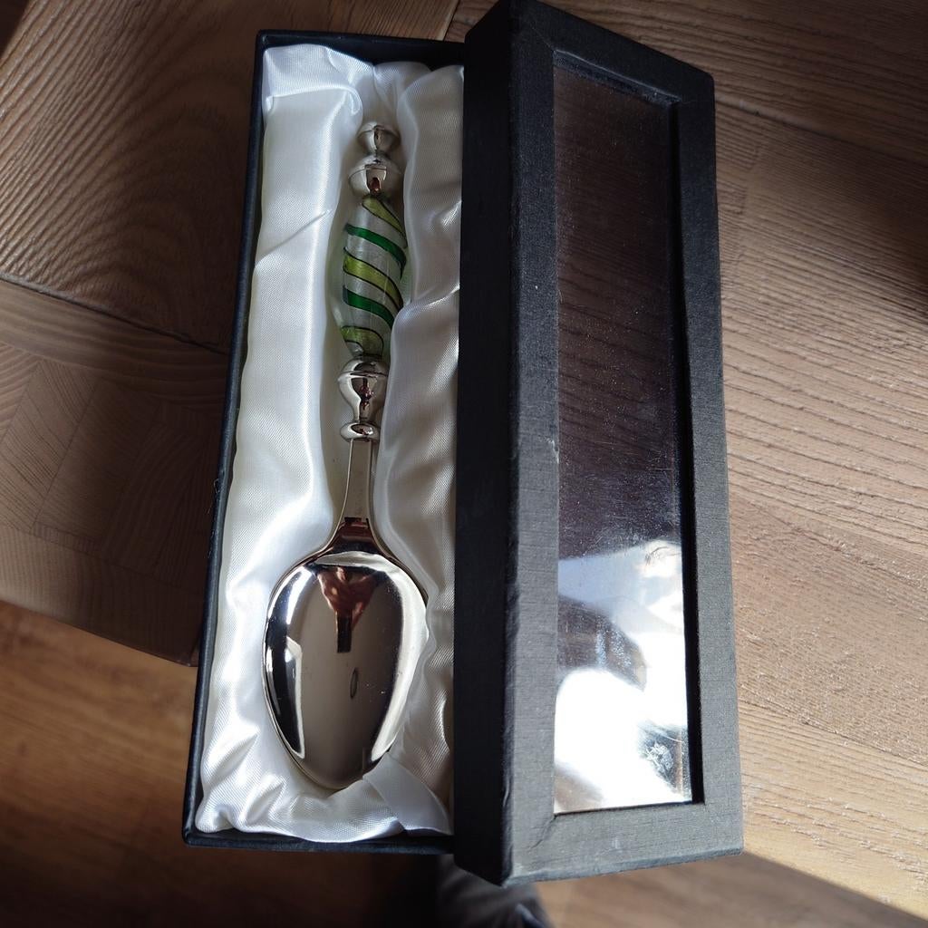 Decoratieve lepel met glazen handvat in geschenkdoos, Ophalen of Verzenden, Zo goed als nieuw, Rvs of Chroom, Los bestek