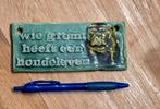 Vintage Tegel met Bulldog en Spreuk, Antiek en Kunst, Antiek | Wandborden en Tegels, Ophalen of Verzenden
