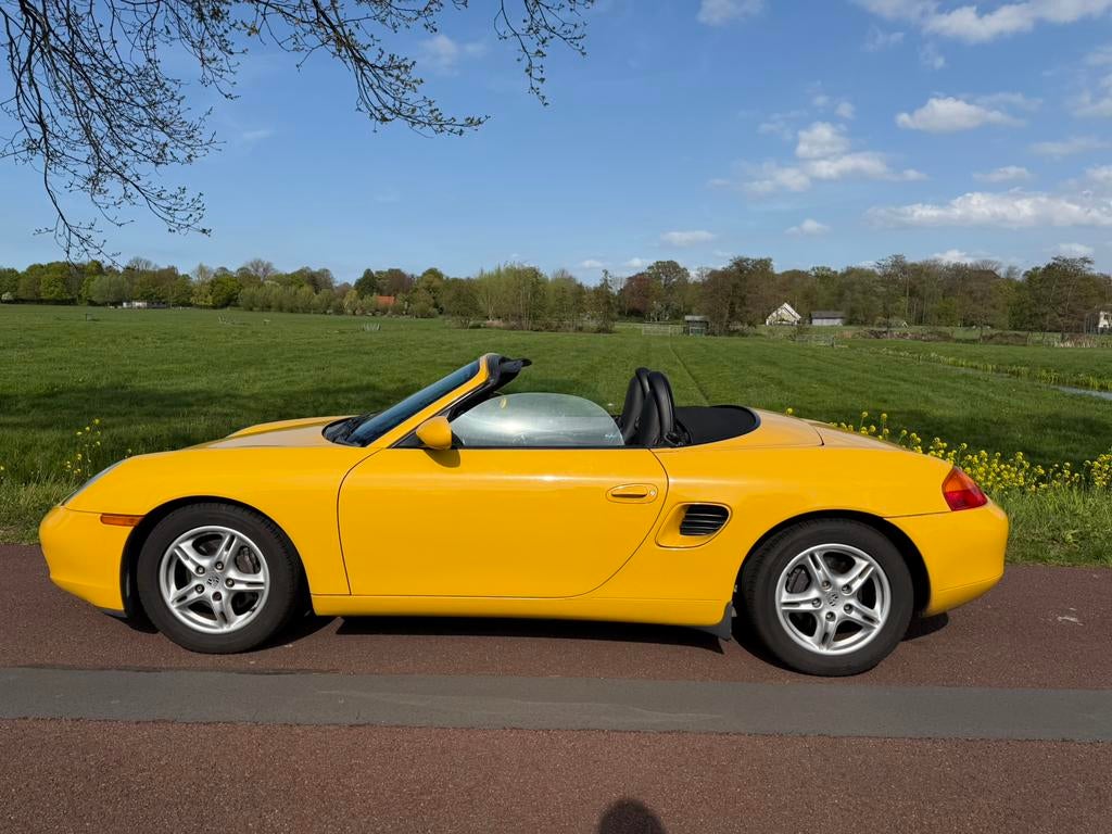 Porsche Boxster Cabriolet (2001) –Handgeschakeld | 2.7 liter, Achterwielaandrijving, Zwart, Cabriolet, Geel