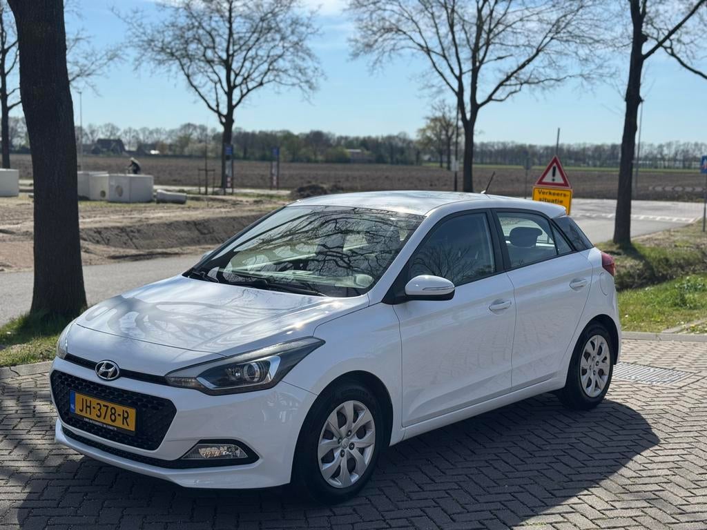 Hyundai i20 1.2i HP Blue 84PK 5D 2015, 40 €/maand, Wit, Bedrijf, Handgeschakeld