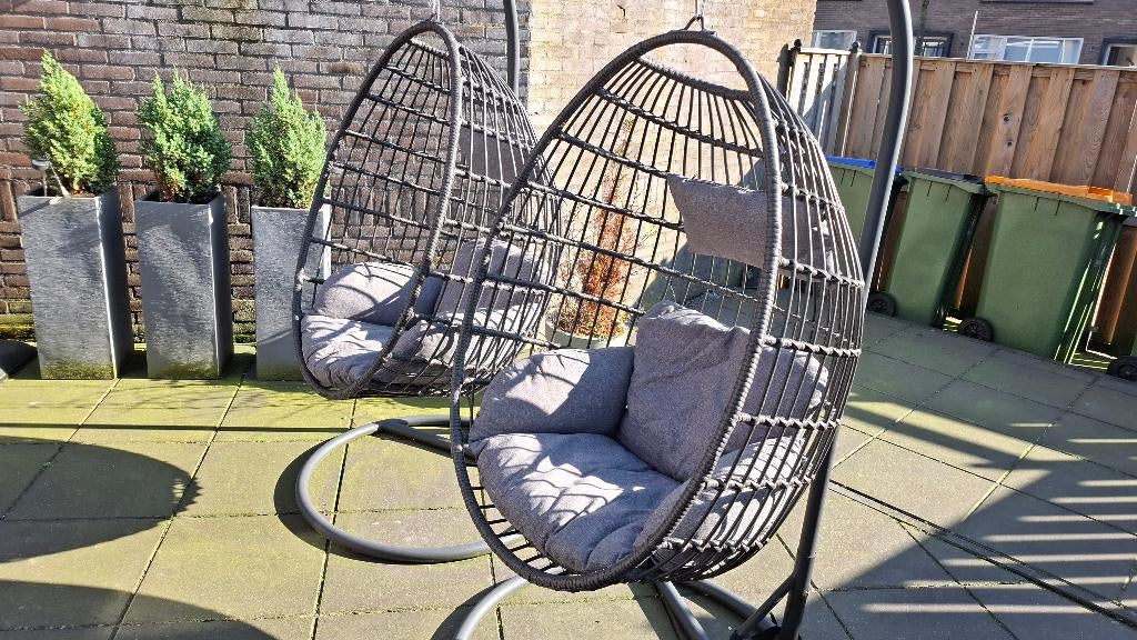 Twee hangstoelen te koop met kussens., Ophalen, Zo goed als nieuw, Metaal