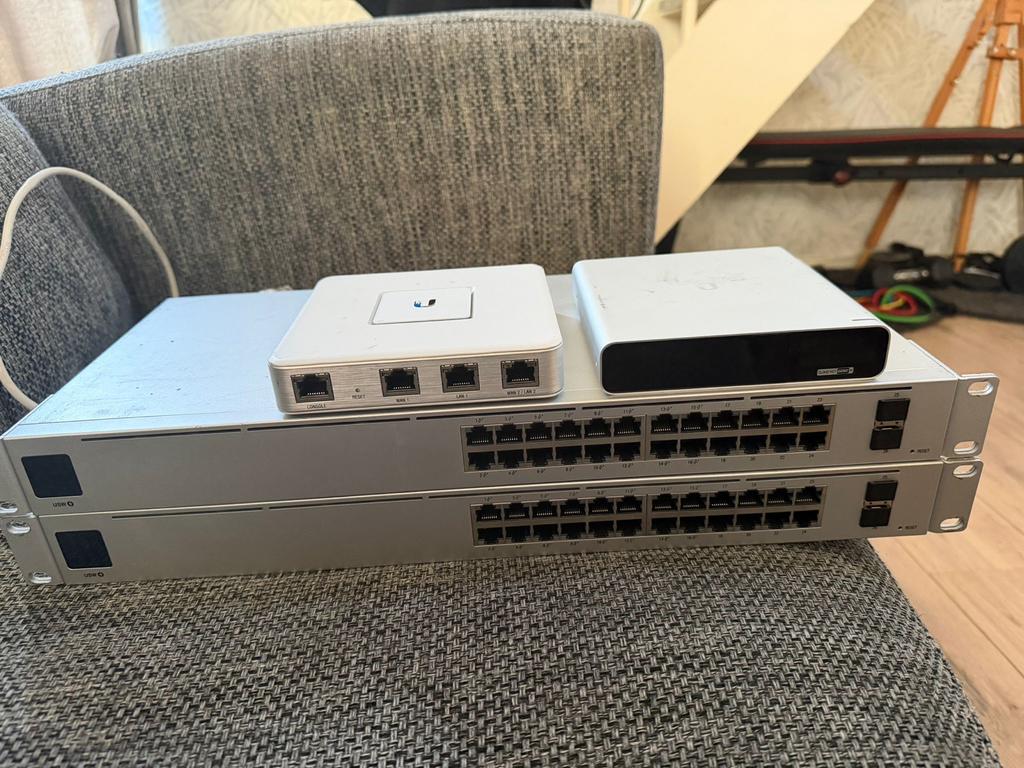 Ubiquiti Netwerk Set: Switches, USG & Cloud Key Gen2 Plus, Computers en Software, Netwerk switches, Ophalen, Gebruikt