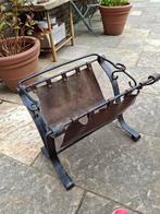 Zware smeedijzeren lektuurbak met leren lap, Huis en Inrichting, Woonaccessoires | Krantenbakken en Lectuurbakken, Ophalen of Verzenden