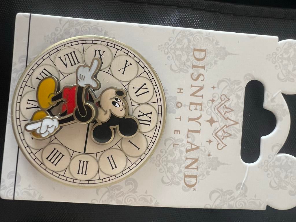 Disneyland Hotel Pin Mickey Mouse Klok, Verzamelen, Ophalen of Verzenden, Mickey Mouse, Nieuw, Overige typen
