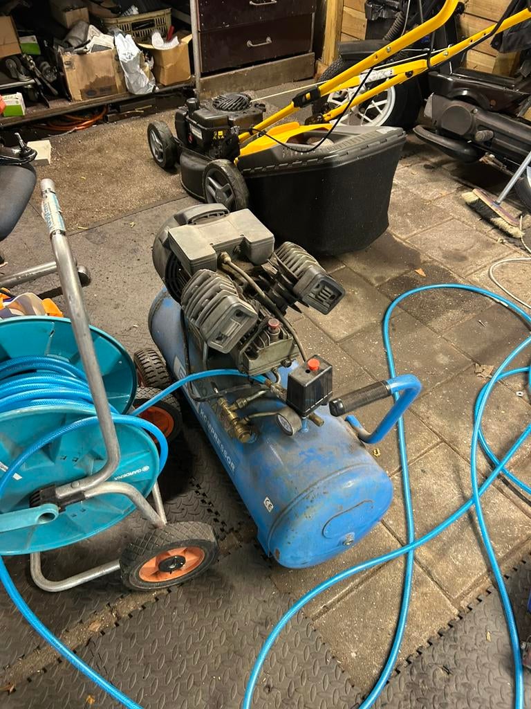 Te koop 2 cilinder compressor 50 liter, Doe-het-zelf en Verbouw, Compressors, 25 tot 100 liter, Ophalen of Verzenden, Zo goed als nieuw