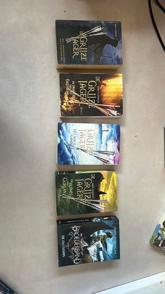 Verschillende john flanagan boeken, grijze jager broederband, Boeken, Ophalen of Verzenden, Zo goed als nieuw