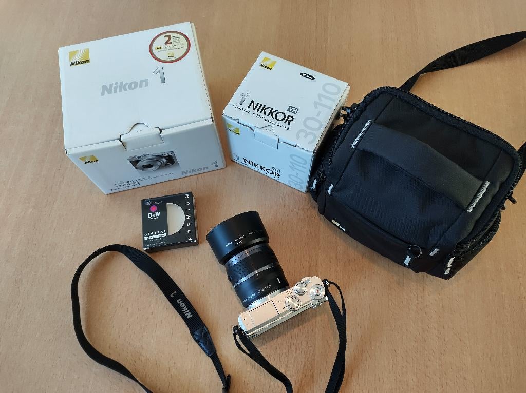Nikon 1 J5 met 2 lenzen en toebehoren, nieuwstaat !, Ophalen, Spiegelreflex, Zo goed als nieuw, Nikon