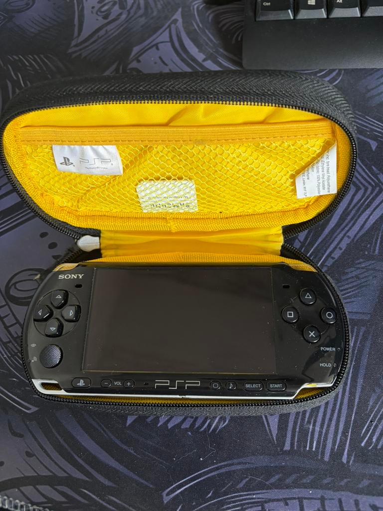 jailbroken PSP 3004 | originele oplader | Mario, Sonic etc!, Spelcomputers en Games, Ophalen, Zo goed als nieuw, Zwart, Met games