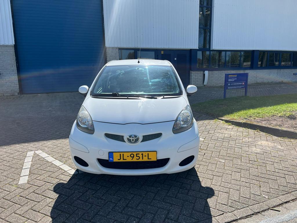 Leuke Aygo, airco, elec. ramen, 5-drs, 2011,  nieuwe APK, Auto's, Toyota, Euro 5, Stof, Zwart, Wit