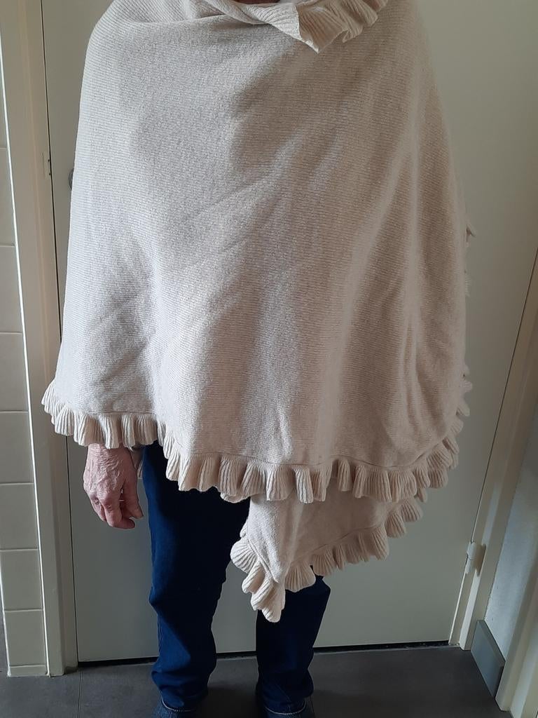 Grote warme stola met ruches, Ophalen