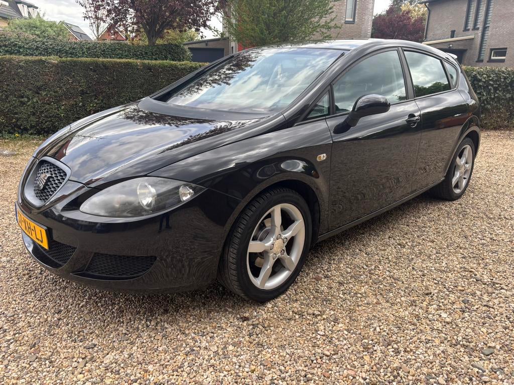 Seat Leon 1.6 75KW 2007 Zwart. NIEUWE APK, Auto's, Seat, 4 cilinders, Leon, Zwart, 57 €/maand