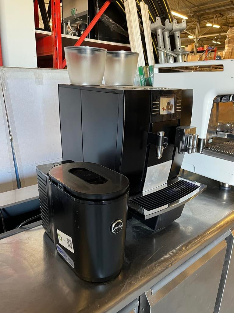 Jura GIGA X8c koffiemachine + melkkoeler – Horeca – Werkend, Gebruikt, 10 kopjes of meer, Koffiemachine, Koffiebonen