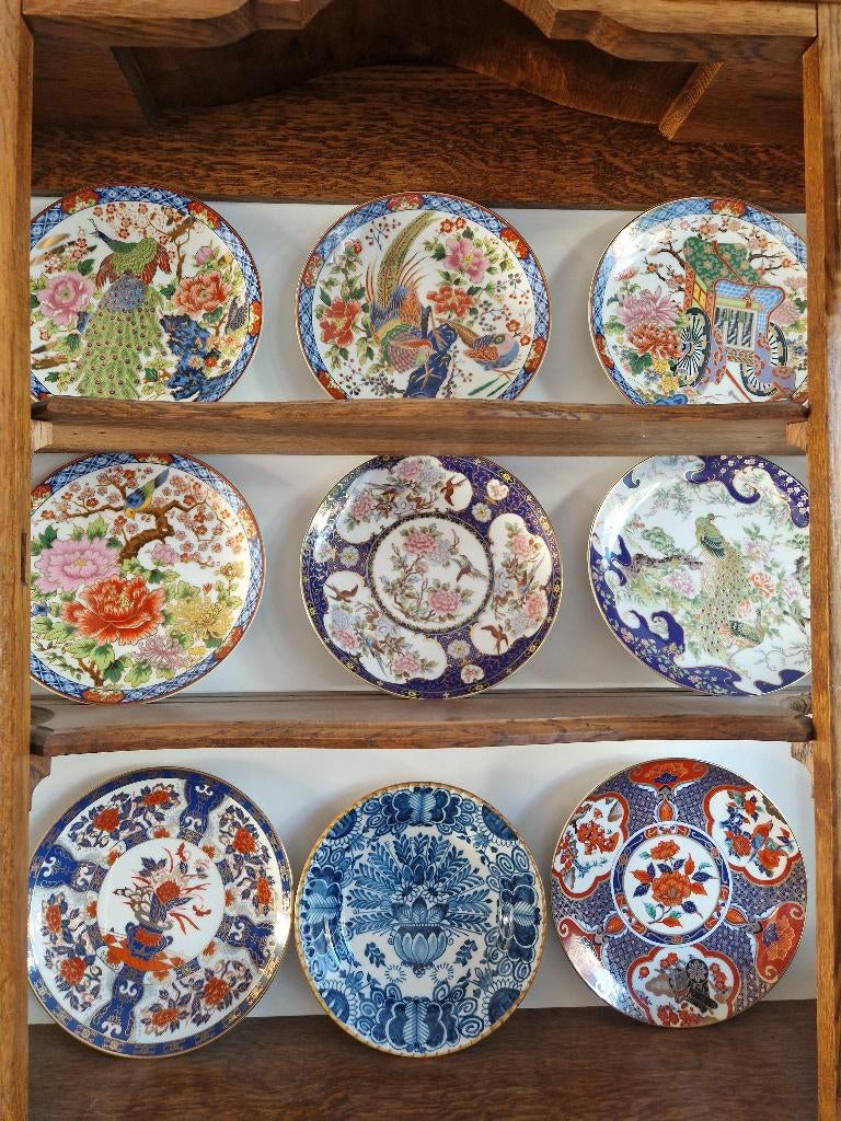 Kast met wandborden voornamelijk van Imari, Ophalen of Verzenden