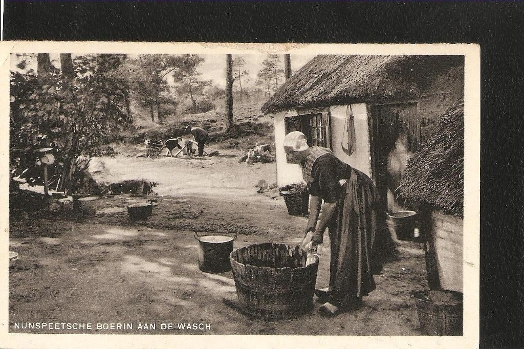 Nunspeet, Klederdracht, boerin aan de wasch, Ophalen of Verzenden, 1960 tot 1980, Ongelopen, Gelderland