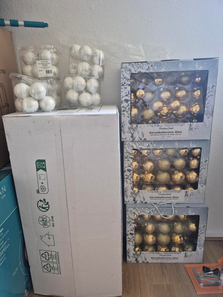 Prachtige volle kunstkerstboom met ballen, Ophalen